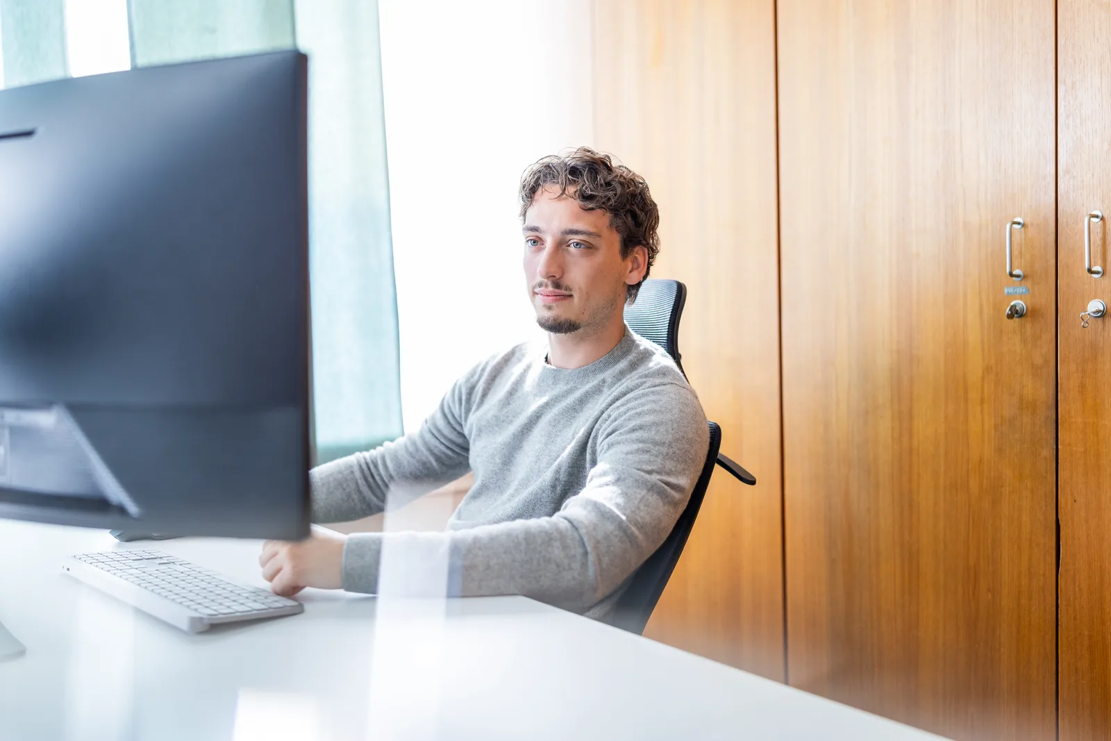 Arbeit am Bildschirm im Büro von Gradient Labs