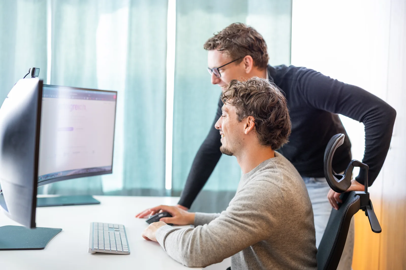 Das Gradient-Labs-Team arbeitet gemeinsam am Bildschirm im Büro in Reutlingen