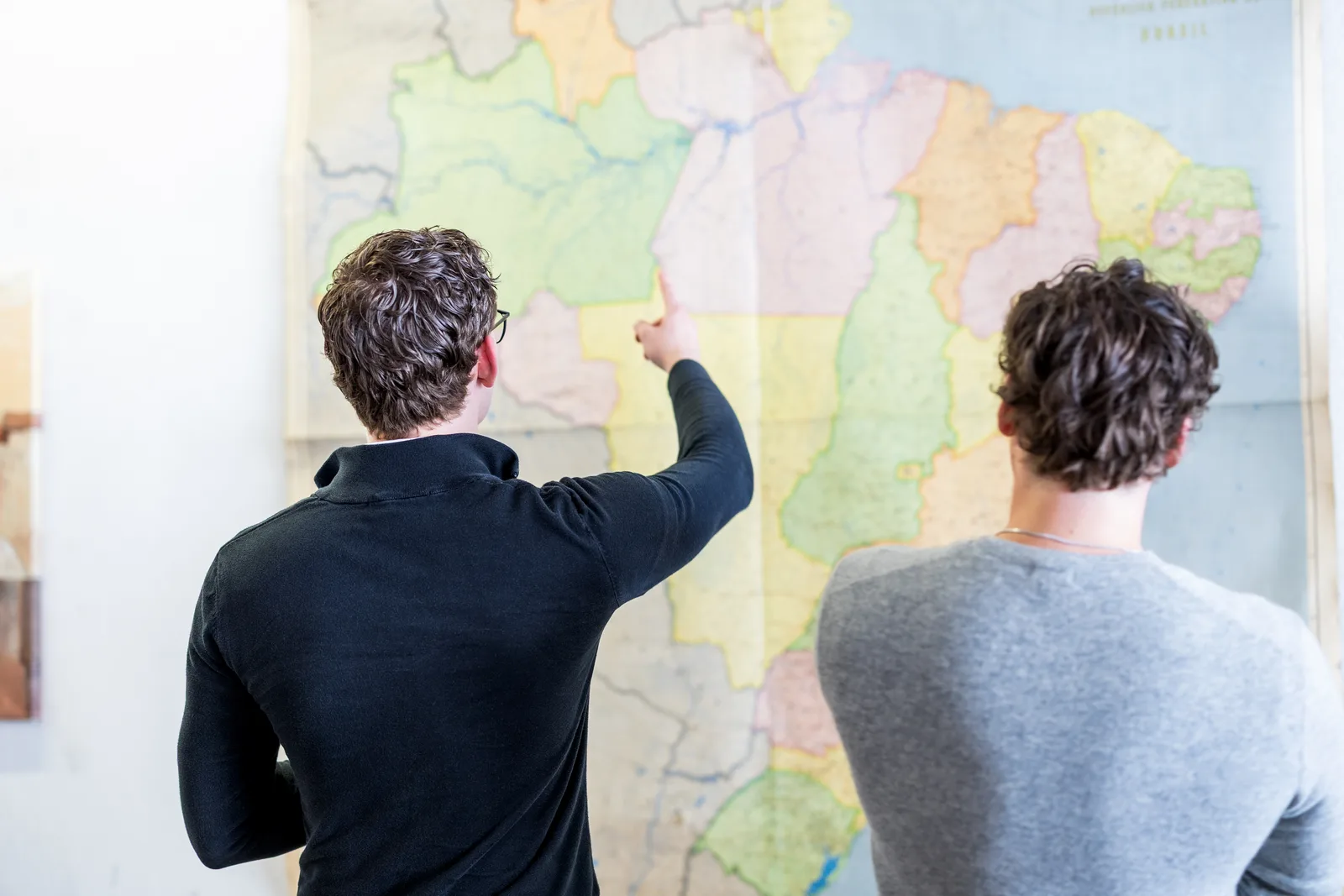 Fabian Leuthe und Leonard Warda vor einer Landkarte im Büro von Gradient Labs