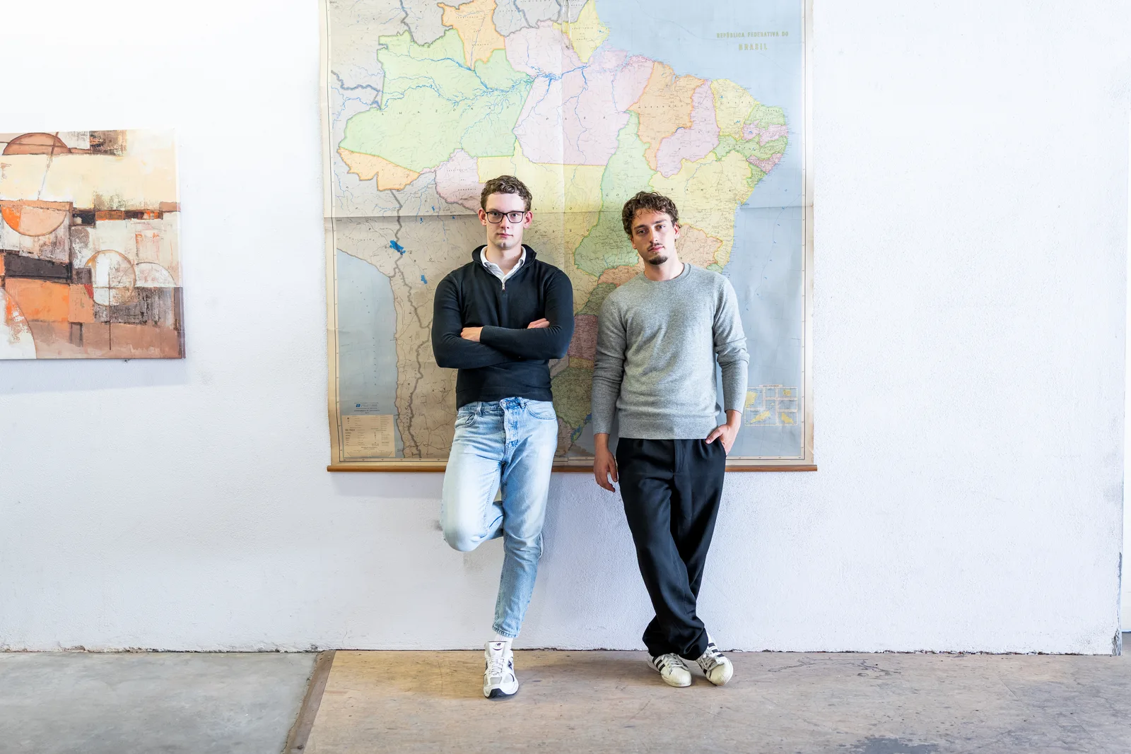 Fabian Leuthe und Leonard Warda vor einer Landkarte im Büro