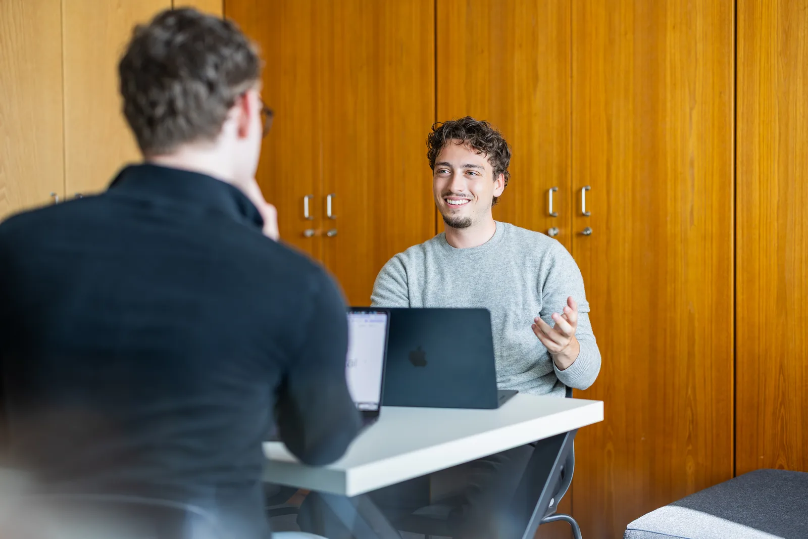 Projektbesprechung am Laptop bei Gradient Labs