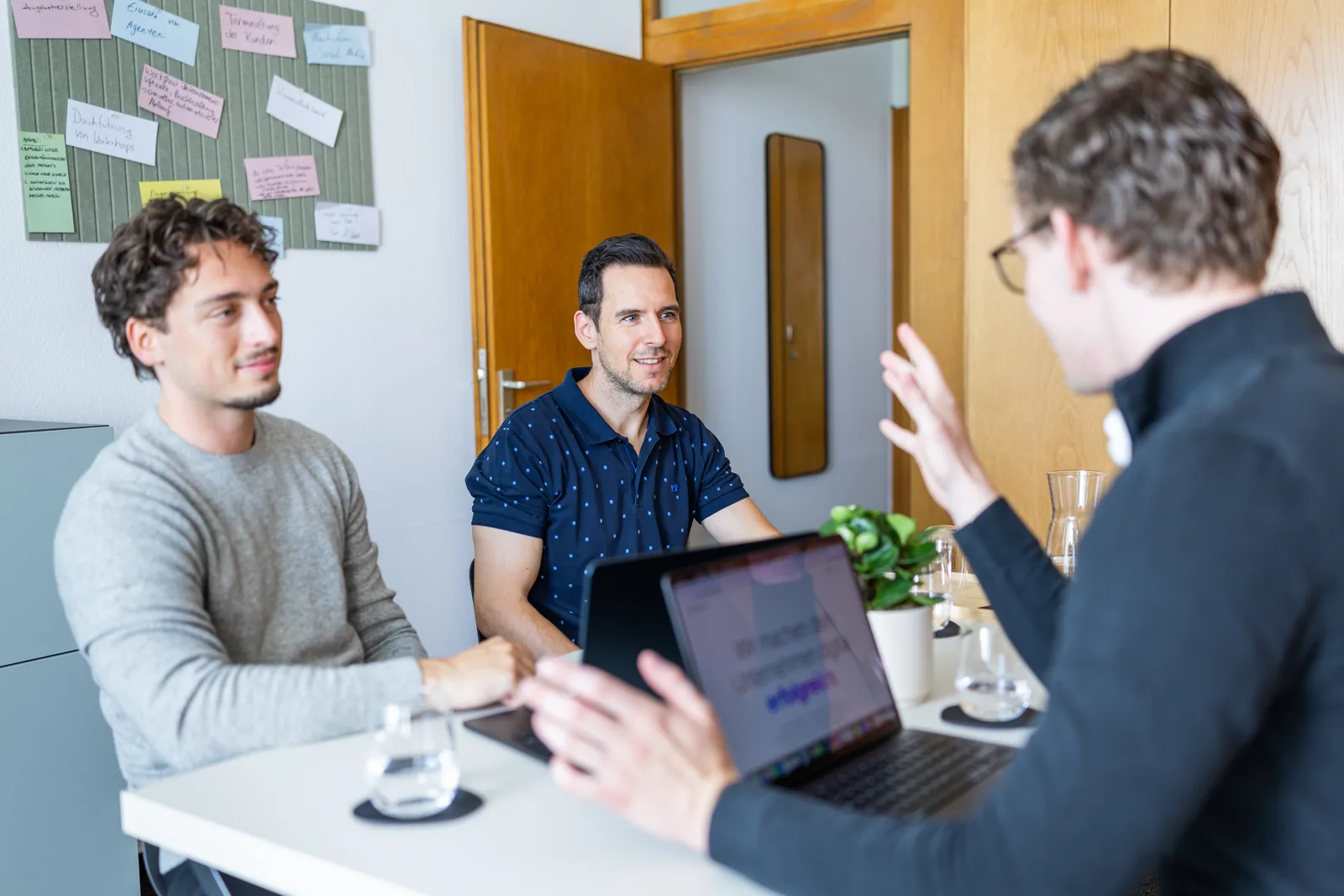 Team-Besprechung am Laptop im Büro von Gradient Labs