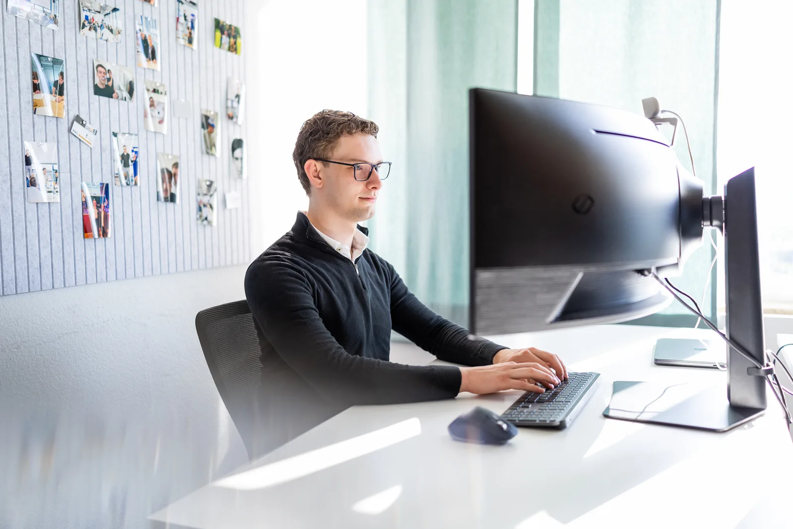 Konzentriertes Arbeiten am Schreibtisch bei Gradient Labs