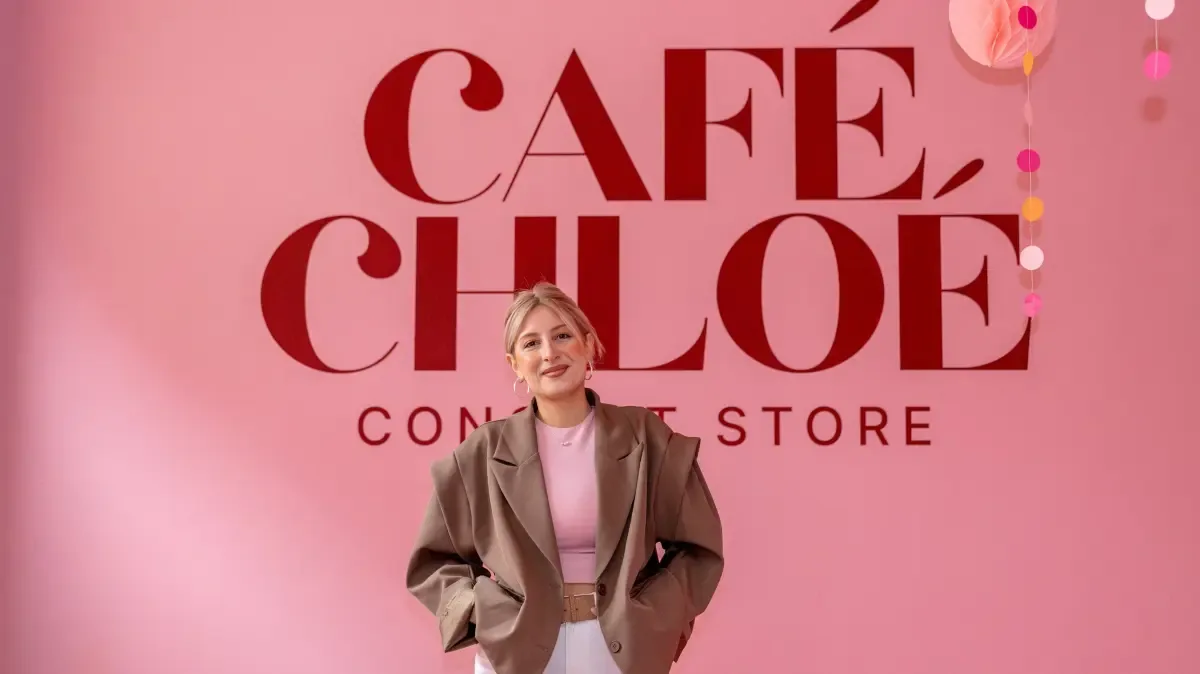 Café Chloé Concept Store – Schriftzug an der Wand