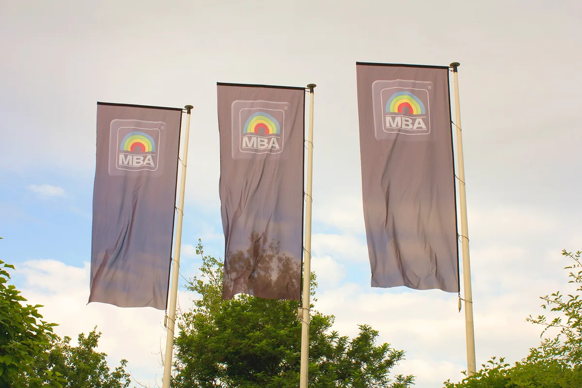 MBA Markenflaggen vor dem Firmengebäude