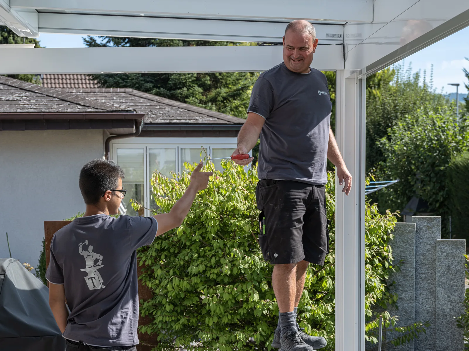 Thalhammer-Team bei der Montage einer Terrassenüberdachung